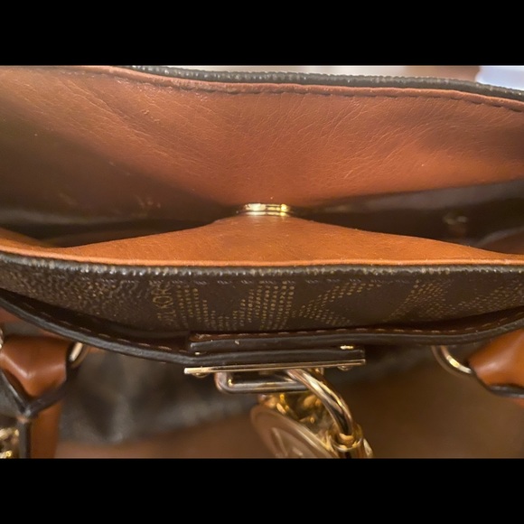 MICHAEL KORS MONOGRAM PURSE. - Picture 5 of 7